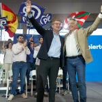 Feijóo acompaña a Javier de Andrés en el cierre de campaña del PP en Vitoria