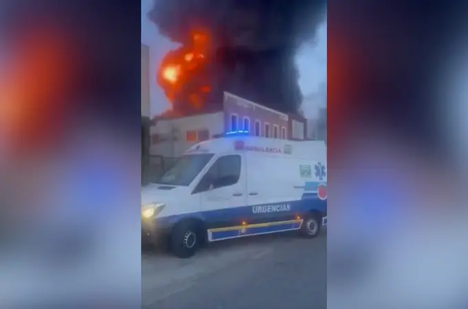 Incendio en nave industrial de Lucena moviliza a bomberos de cinco parques en Córdoba