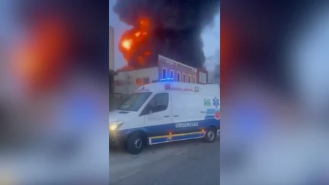Incendio en nave industrial de Lucena moviliza a bomberos de cinco parques en Córdoba