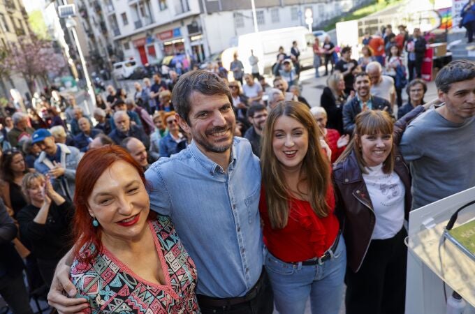  El ministro de Cultura, Ernesto Urtasun (2i) y la candidata a lehendakari, Alba García (c), entre otros asistentes, durante el acto de cierre de la campaña electoral de Sumar, este viernes en la Plaza de la Encarnación de Bilbao. 