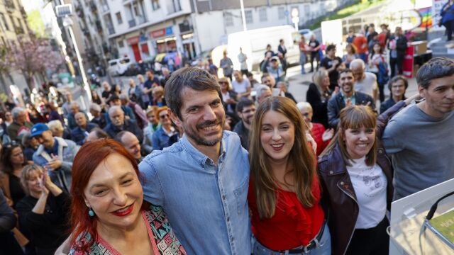  El ministro de Cultura, Ernesto Urtasun (2i) y la candidata a lehendakari, Alba García (c), entre otros asistentes, durante el acto de cierre de la campaña electoral de Sumar, este viernes en la Plaza de la Encarnación de Bilbao. 