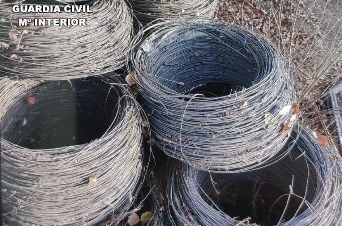 La Guardia Civil detiene a una persona e investiga a otra por el hurto de mil kilos de alambre en Tobarra