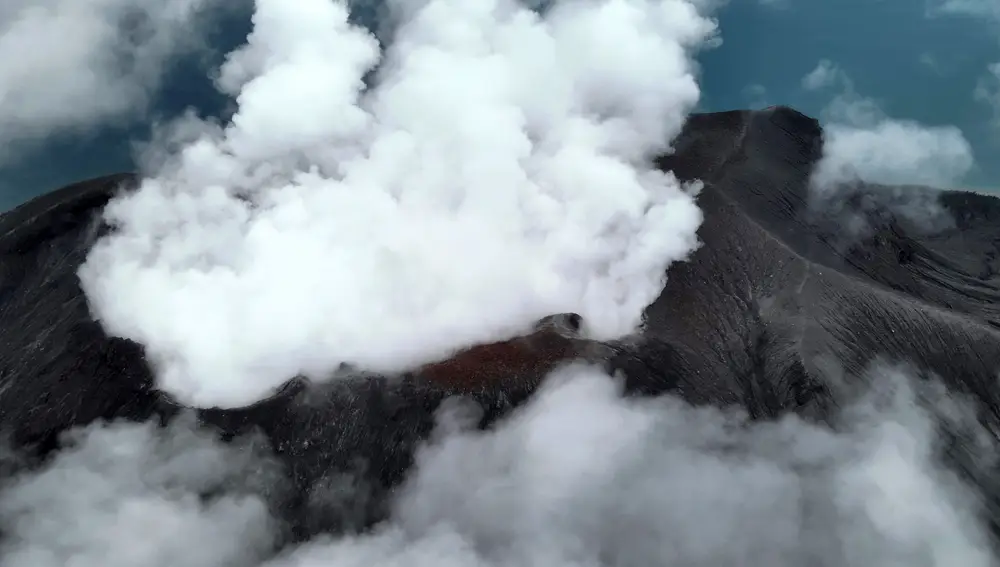 El volcán Ruang continúa en alerta máxima