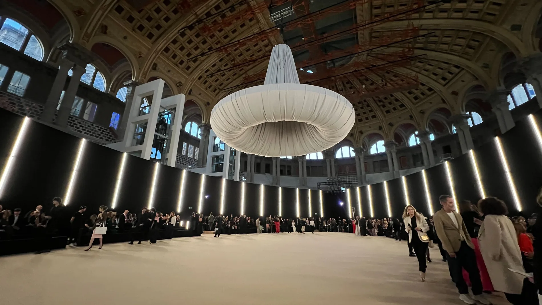 Pronovias presenta su colección más vanguardista para 2025 en el Museu Nacional d'Art de Catalunya con motivo de su 60 aniversario