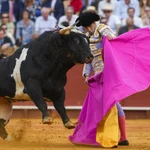 El diestro Tomás Rufo con su primer toro de la tarde en el festejo de la Feria de Abril que se celebra este viernes en la Real Maestranza de Sevilla. 