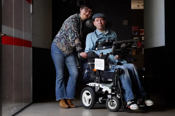 Charlie y Puri, 25 años de miradas compartidas para enfrentar el síndrome de cautiverio