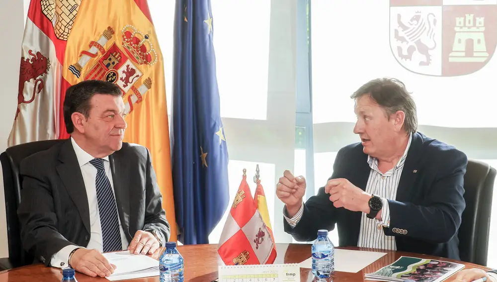 El consejero de la Presidencia, Luis Miguel González-Gago, muestra su apoyo al alcalde de Brañosera, Jesús María Mediavilla