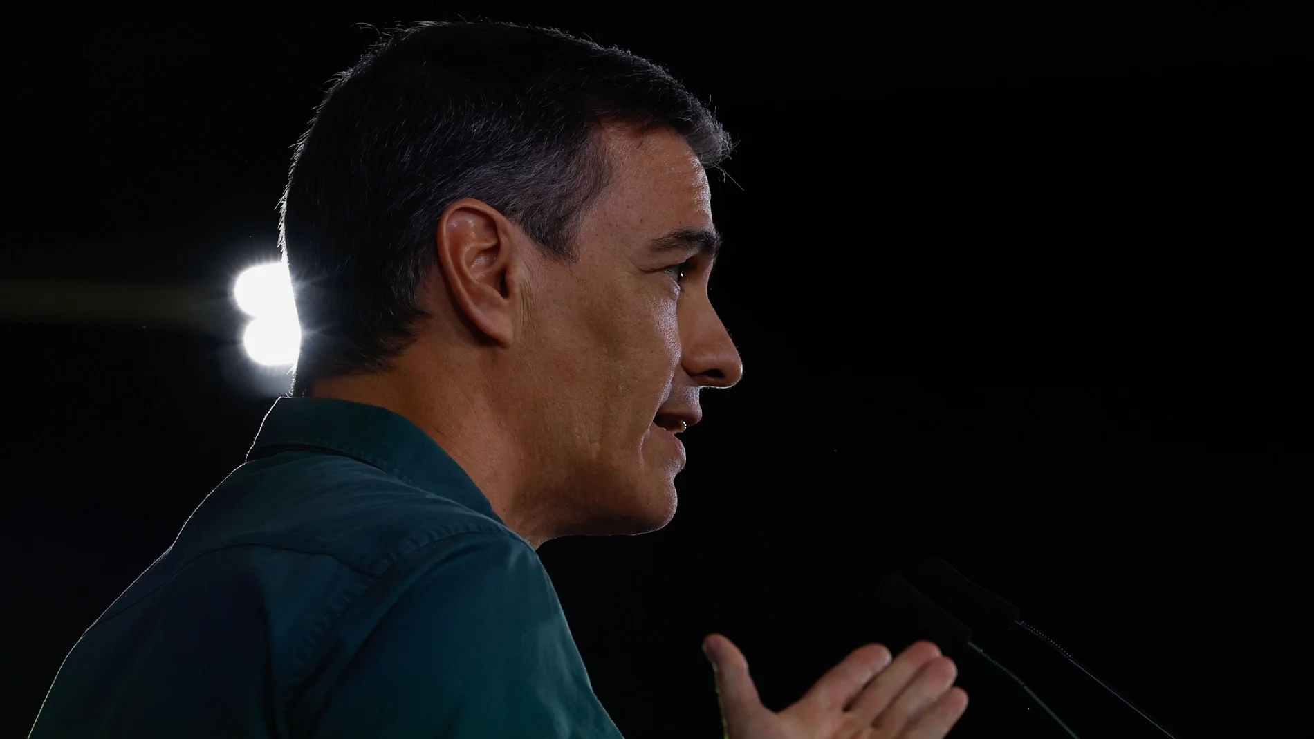 El presidente del Gobierno, Pedro Sánchez, interviene durante el acto de cierre de campaña del PSOE-PSE de cara a las elecciones vascas.