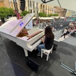 El piano que usaba Elton John en sus giras europeas resuena en la Plaza Belluga de Murcia