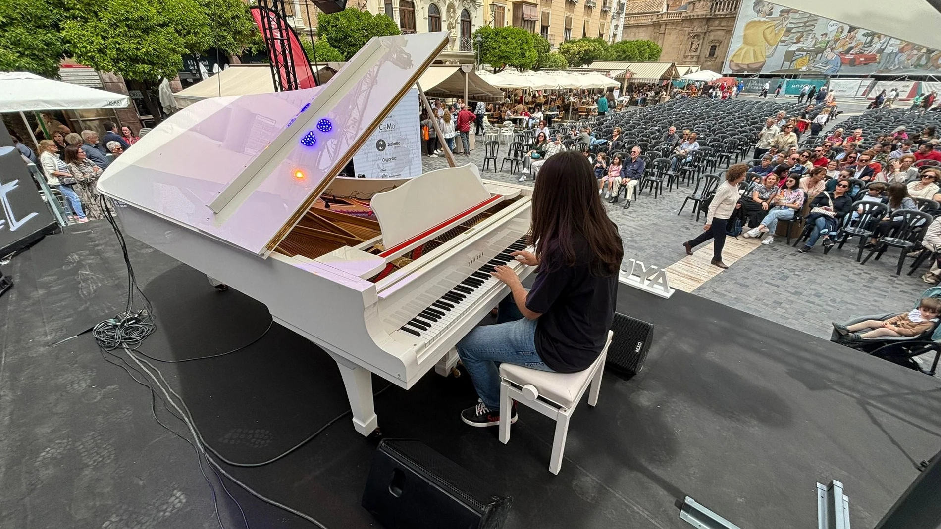 El piano que usaba Elton John en sus giras europeas resuena en la Plaza Belluga de Murcia