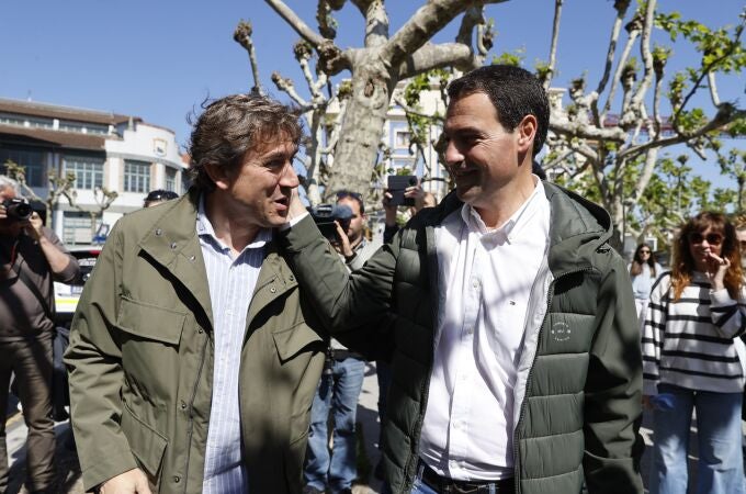 Los candidatos de PNV, Imanol Pradales (d), y del PSOE, Eneko Andueza, se saludan durante la jornada de reflexión previa a las elecciones al Parlamento vasco, este sábado en Bizkaia.