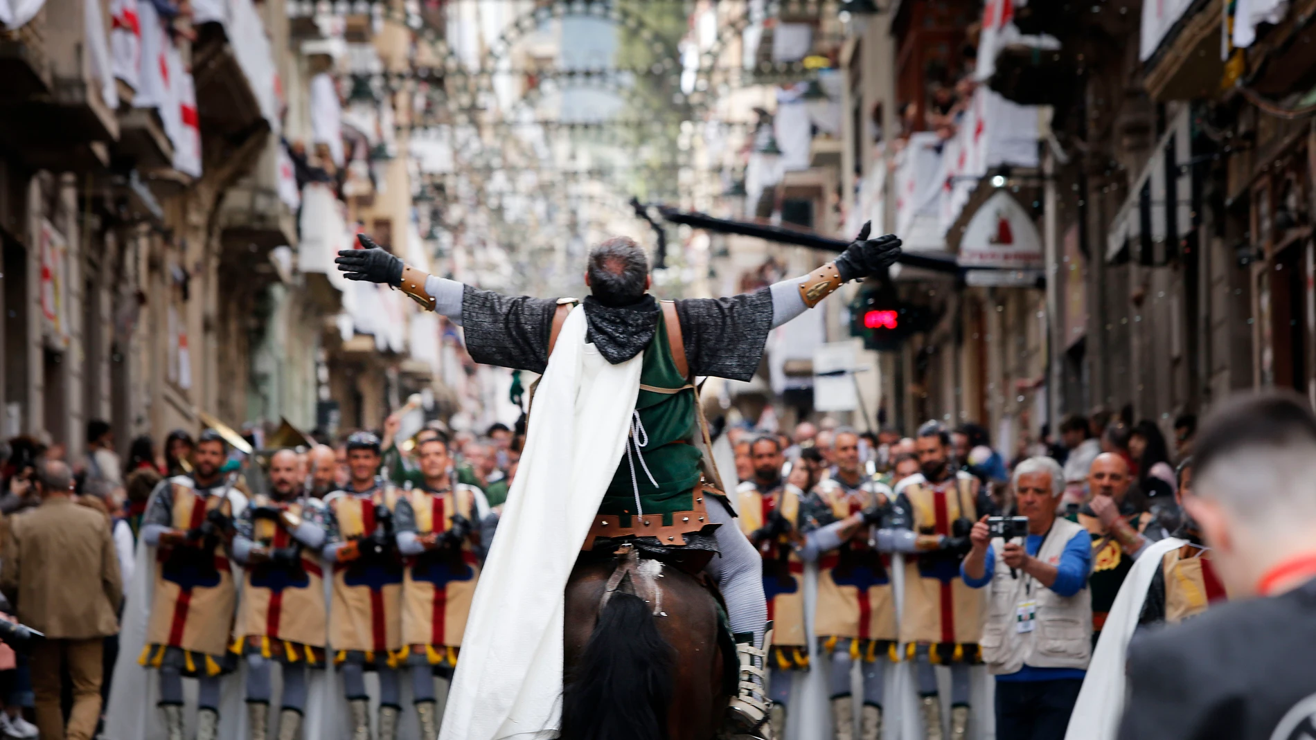 Alcoi da comienzo a la trilogía de los Moros y Cristianos con el desfile de ambas tropas