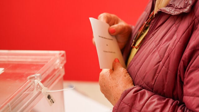 Abren las mesas electorales para las elecciones autonómicas vascas