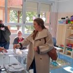 Alba García de Sumar olvida la papeleta cuando iba a votar