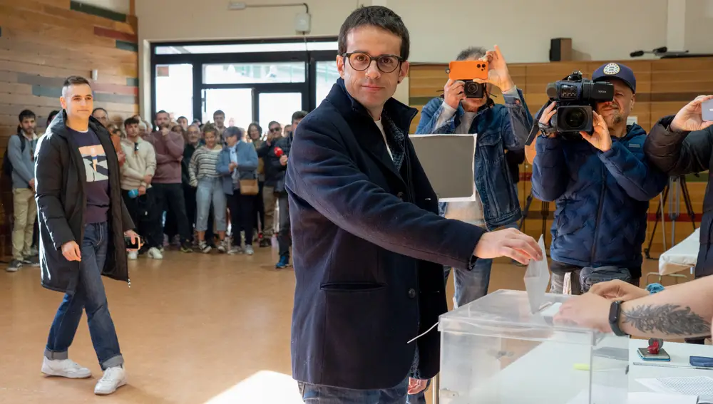 Pello Otxandiano acude a votar en Otxandio (Vizcaya)