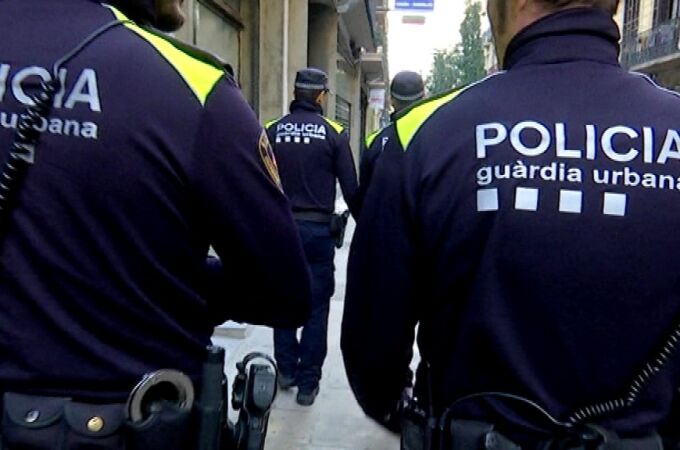 Agentes de la Guardia Urbana, en el Raval