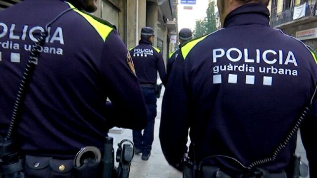 Agentes de la Guardia Urbana, en el Raval