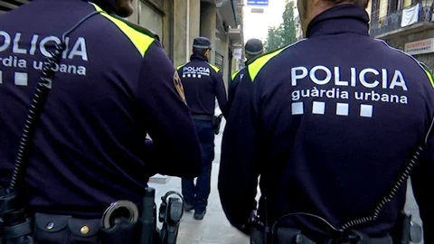 Agentes de la Guardia Urbana, en el Raval