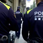 Vídeo: un grupo de inmigrantes entran sin problemas en un coche de la Guardia Urbana sin policías en Barcelona