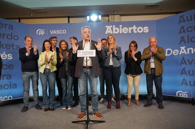 El candidato a lehendakari por el PP, Javier de Andrés, comparece ante los medios durante el seguimiento de la jornada electoral de elecciones autonómicas del País Vasco, en el Hotel Canciller Ayala, a 21 de abril de 2024, en Vitoria-Gasteiz, Álava.