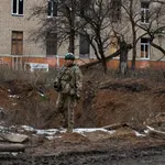 Militares ucranianos patrullan en las calles de la ciudad de Chasiv Yar