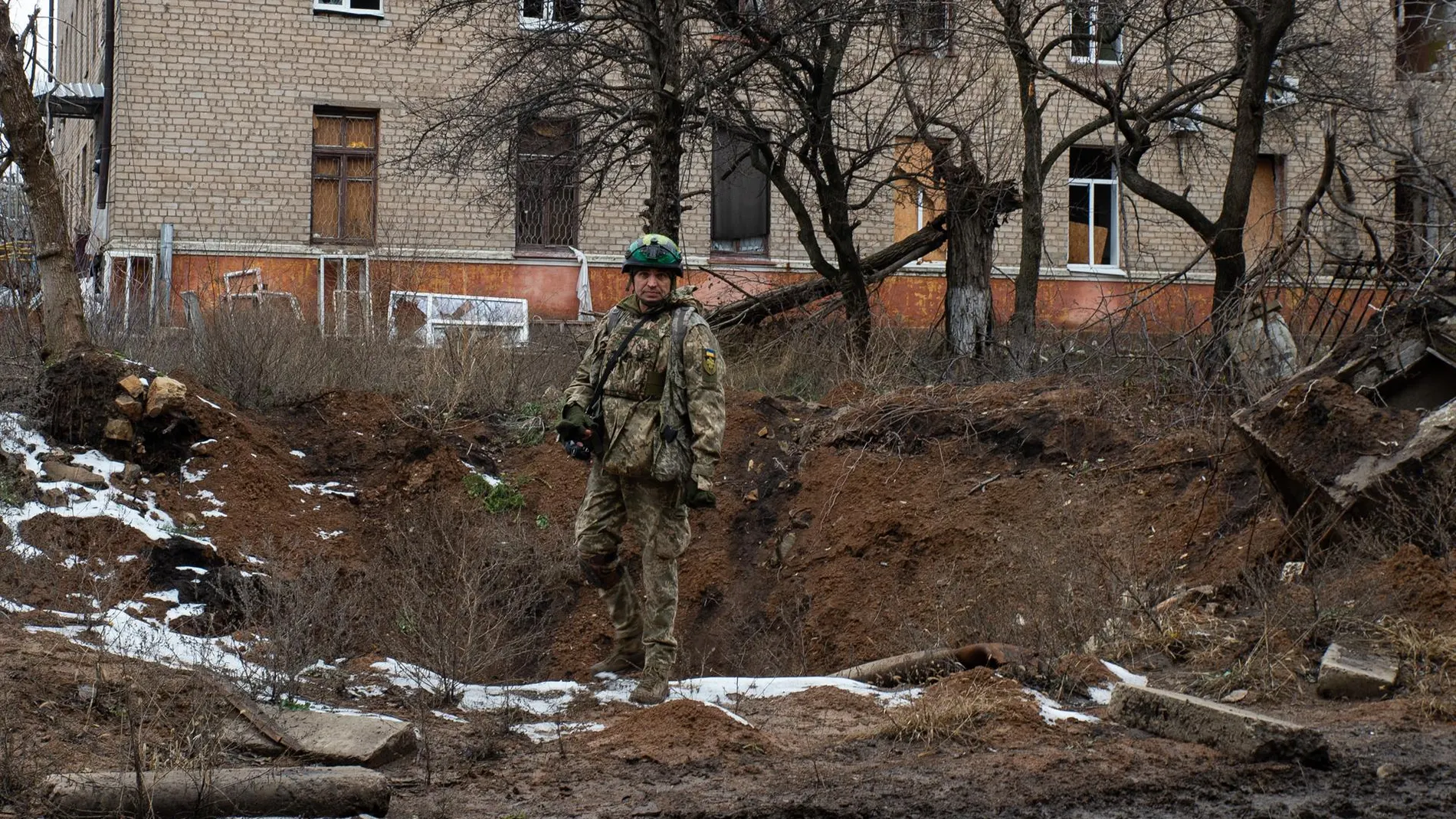 Militares ucranianos patrullan en las calles de la ciudad de Chasiv Yar