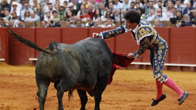 El diestro Esaú Fernández lidia el tercero de la tarde en el último festejo de la Feria de Abril, hoy domingo en la Real Maestranza de Sevilla, con toros de Miura.