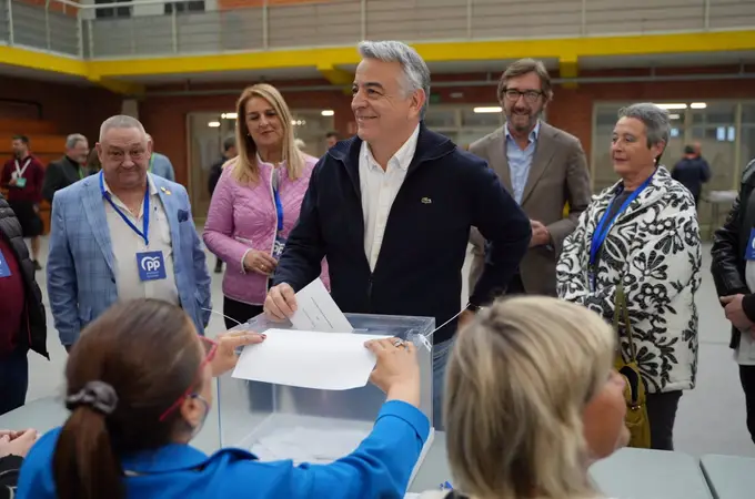 Así han votado los candidatos: De Andrés (PP), el más madrugador, a Otxandiano (Bildu), el más eufórico