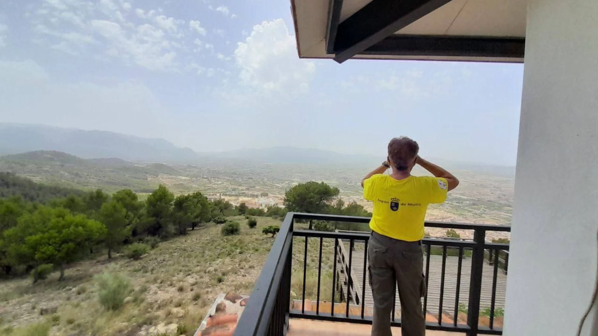 Un vigilante forestal observa desde una de las torres de la Red Malla ECO de la Región de Murcia.