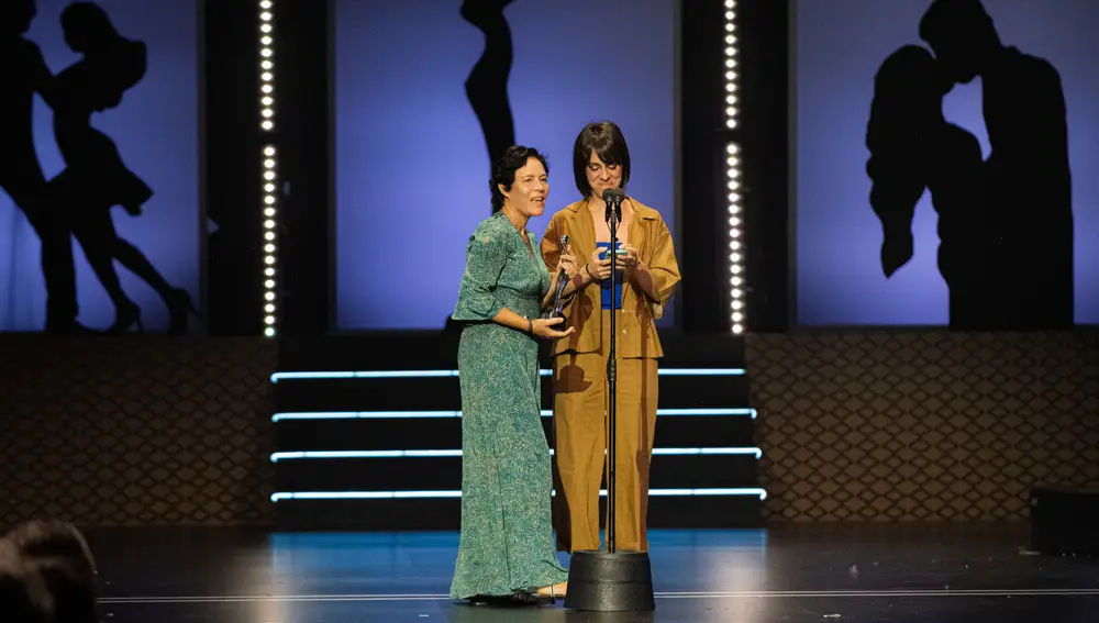 Valérie Delpièrre y Estíbaliz Urresola (dcha.) en los Premios Platino