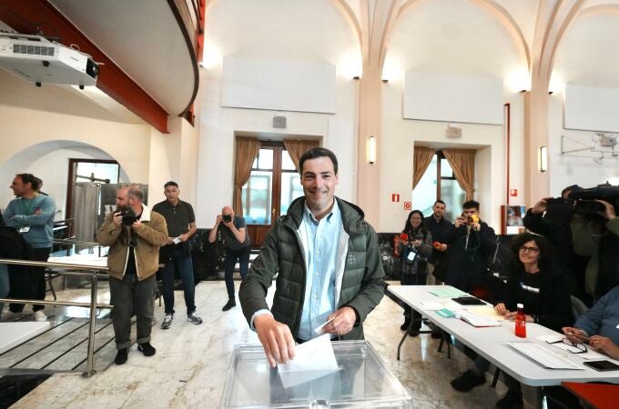 Imanol Pradales ejerce su derecho a voto en Portugalete (Vizcaya)