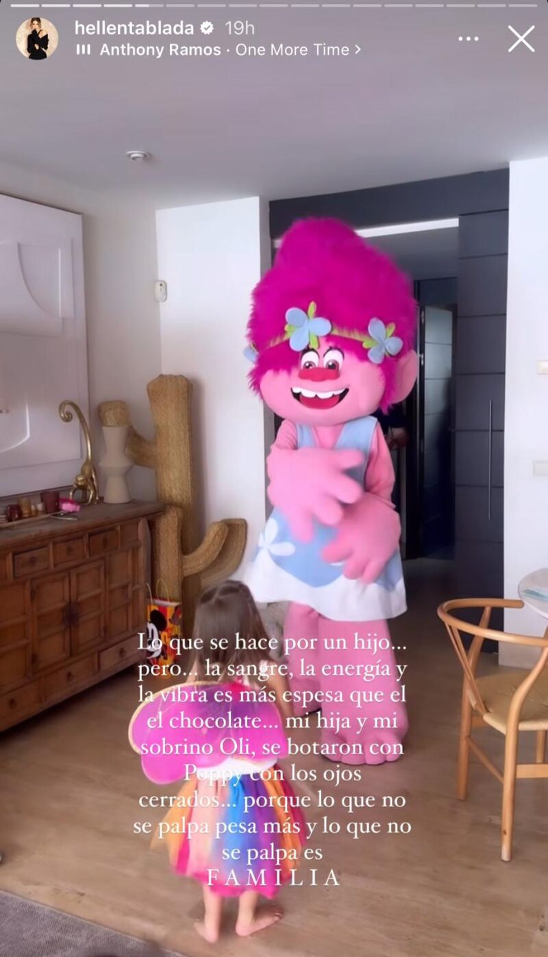 Elena Tablada sorprende a su hija vestida de trolls por su cumpleaños