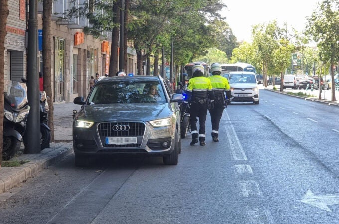 Valencia pone en marcha una campaña de control de vehículos privados que circulan o aparcan en el carril bus y taxi