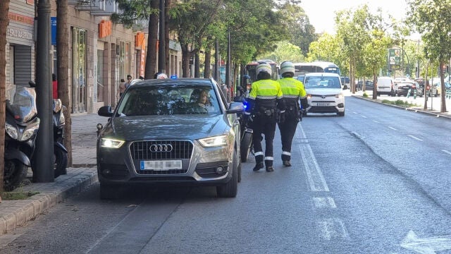 Valencia pone en marcha una campaña de control de vehículos privados que circulan o aparcan en el carril bus y taxi