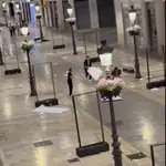 Un momento del vídeo captado por una cámara de seguridad en el que se aprecia a tres jóvenes destrozando lo que quedaba de la exposición de la Calle Larios