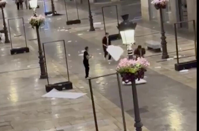 Un momento del vídeo captado por una cámara de seguridad en el que se aprecia a tres jóvenes destrozando lo que quedaba de la exposición de la Calle Larios