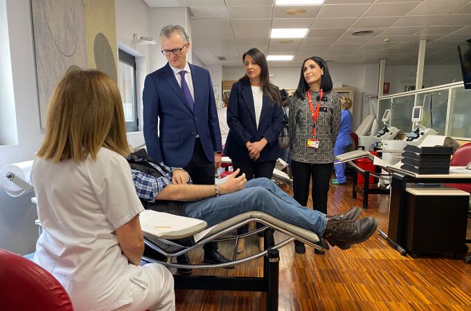  El consejero de Salud durante su visita al Centro Regional de Hemodonación, que ha recibido 1.221 donaciones de plasma desde la puesta en marcha del programa