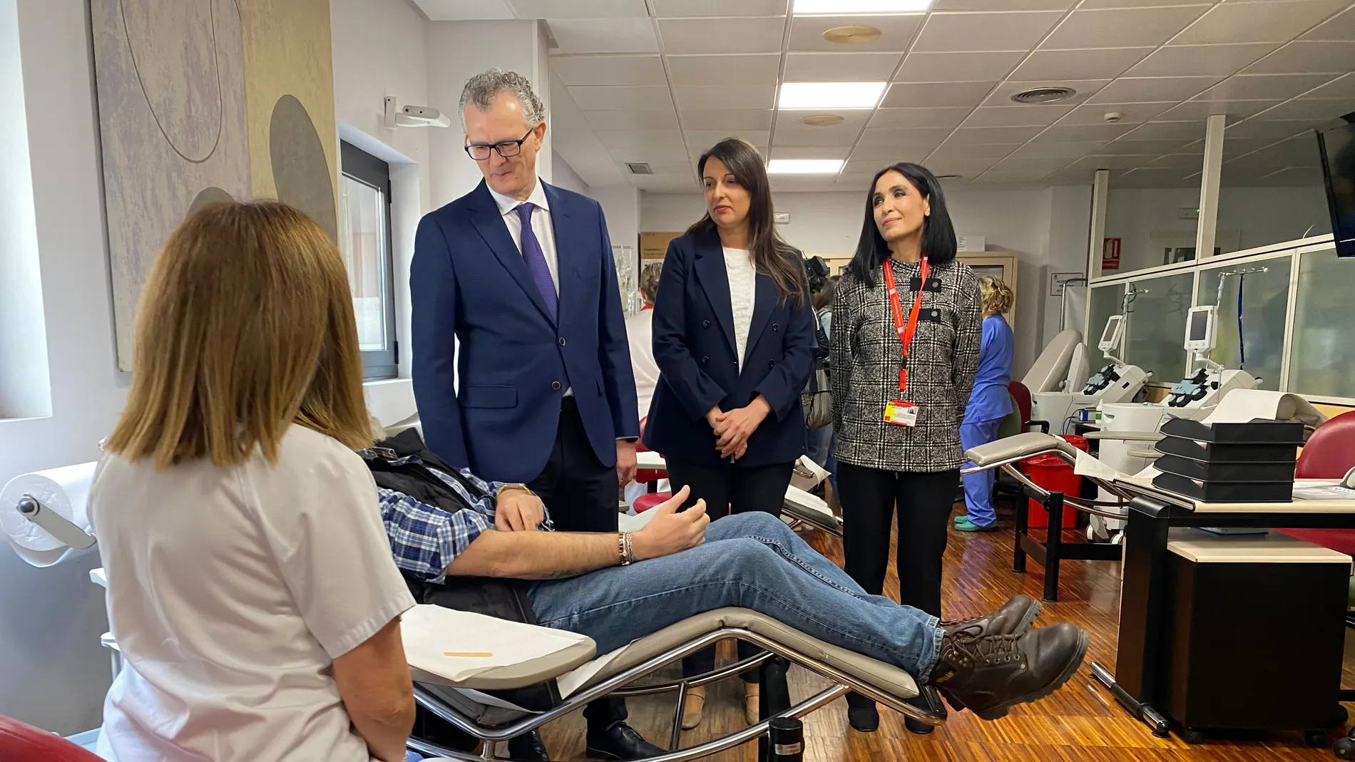 El consejero de Salud durante su visita al Centro Regional de Hemodonación, que ha recibido 1.221 donaciones de plasma desde la puesta en marcha del programa