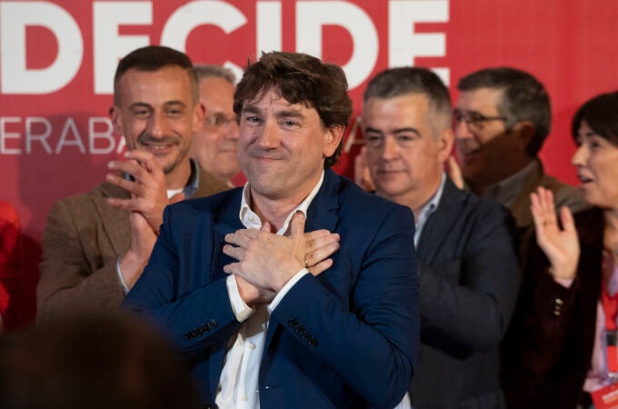 El secretario general del PSE-EE y candidato a lehendakari, Eneko Andueza, valora los resultados de las elecciones vascas en una comparecencia en Bilbao
