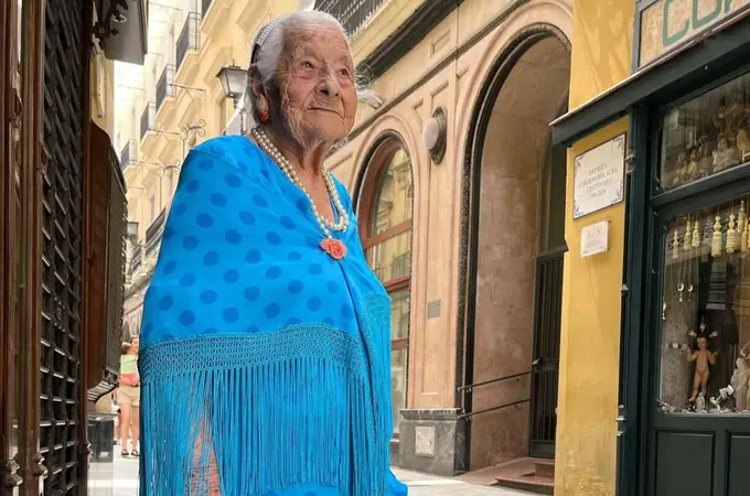 Carmen, la abuela sevillana de 95 años que cumplió su sueño de acudir a la Feria de Abril vestida de flamenca