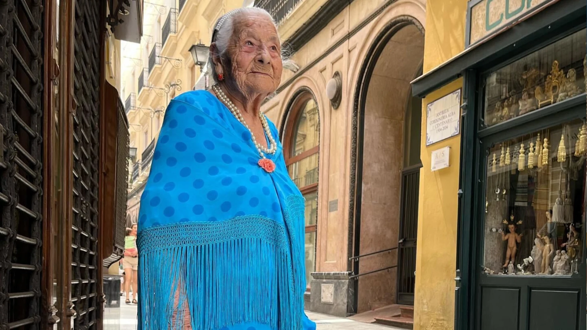 Carmen, la abuela sevillana de 95 años que cumplió su sueño de acudir al Real vestida de flamenca
