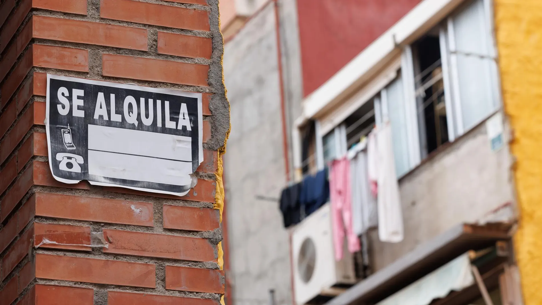 MADRID.-CCOO y UGT ven "necesaria" la regulación del alquiler temporal y exigen a Ayuso cambiar su política de vivienda