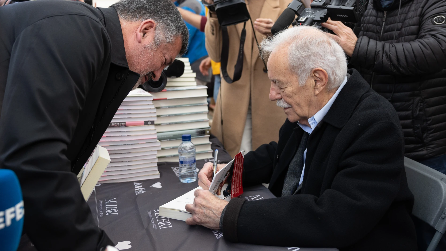 Eduardo Mendoza dedicando su última novela