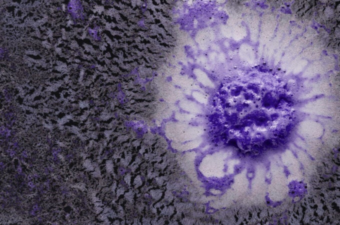 Representación de una célula con espuma morada