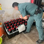 La Guardia Civil detiene a dos personas por importar y comercializar aceite con irregularidades