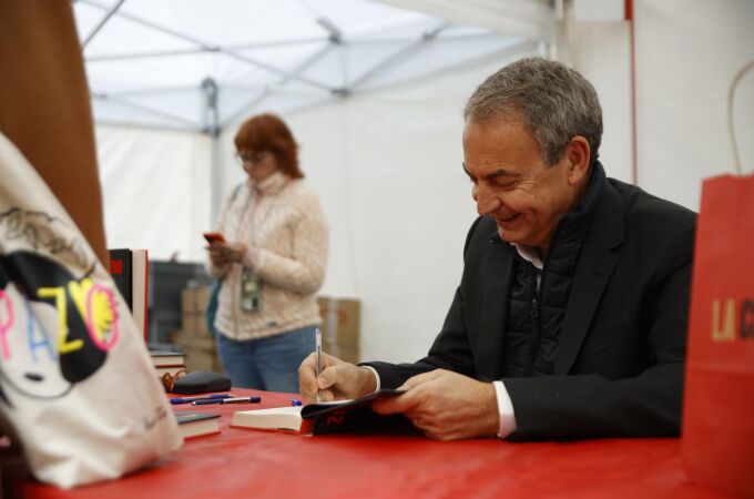 Zapatero pide a Bildu dar un paso más para condenar a ETA "cuando estén convencidos"