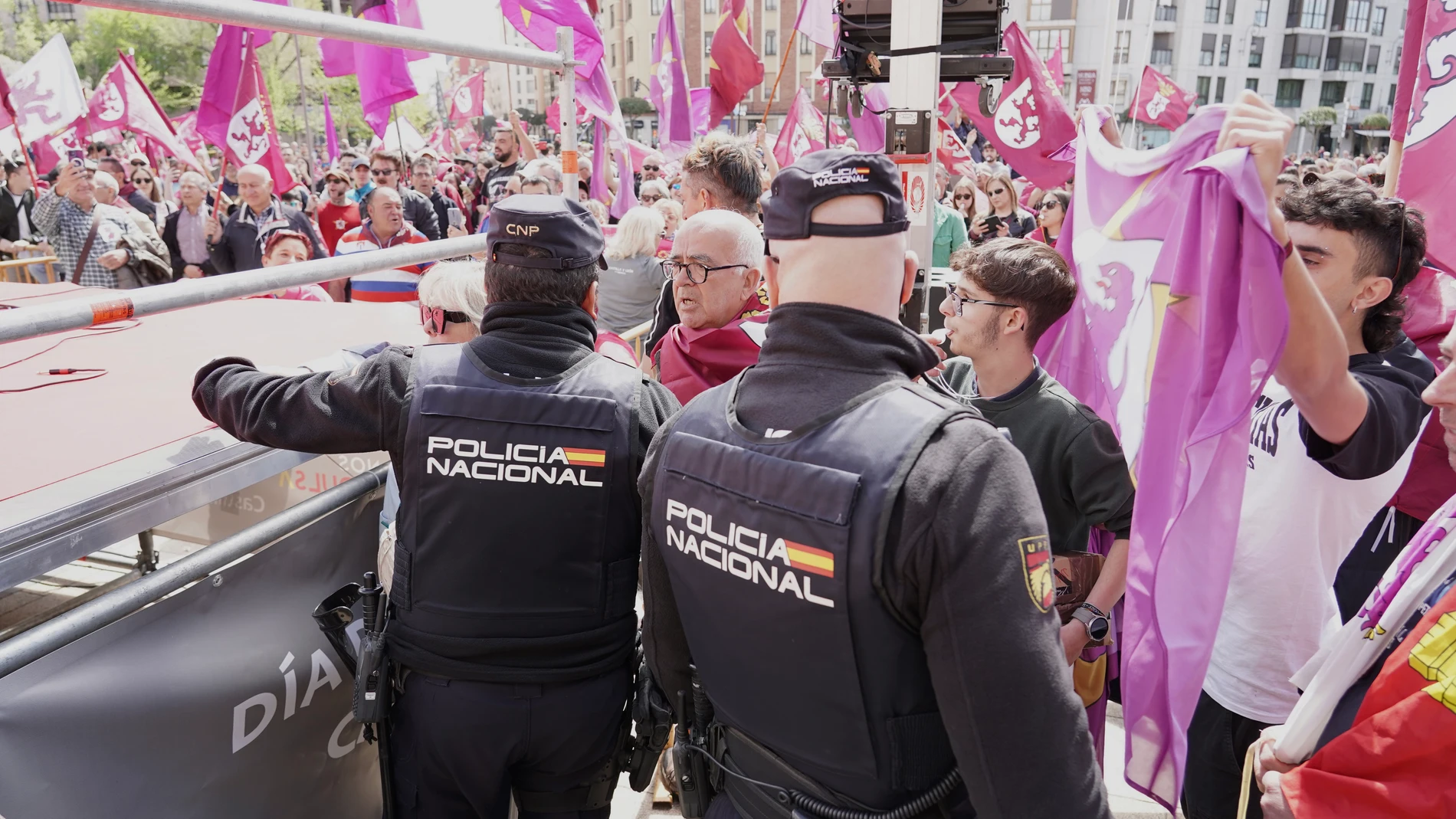 Manifestantes obliga a suspender las actividades del Día de Castilla y León en la plaza de San Marcos leonesa