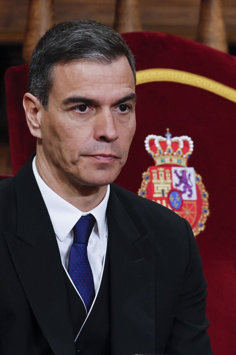 ALCALÁ DE HENARES (MADRID), 23/04/2024.- El presidente del Gobierno, Pedro Sánchez, durante la ceremonia de entrega del Premio Cervantes 2023 al escritor español Luis Mateo Díez este martes en el Paraninfo de la Universidad de Alcalá de Henares. EFE/Ballesteros POOL