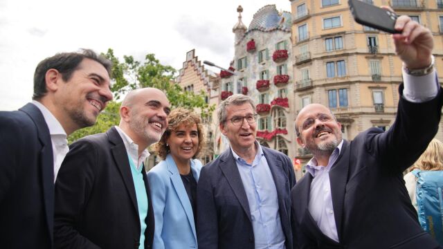 Manu Reyes, Daniel Sirera, Dolors Montserrat, Alberto Núñez Feijóo y Alejandro Fernández en San Jordi. 