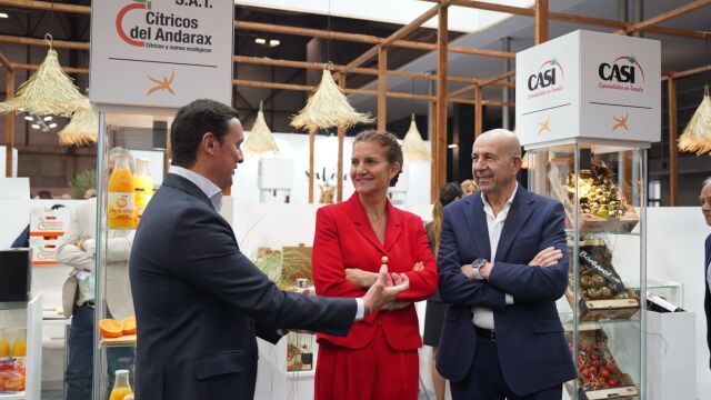 La empresaria y presentadora Samatha Vallejo-Nágera visita el expositor de Sabores Almería en el Salón Gourmets